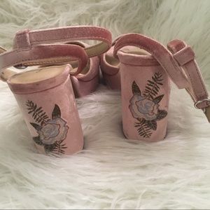 Chinese Laundry light pink suede shoes